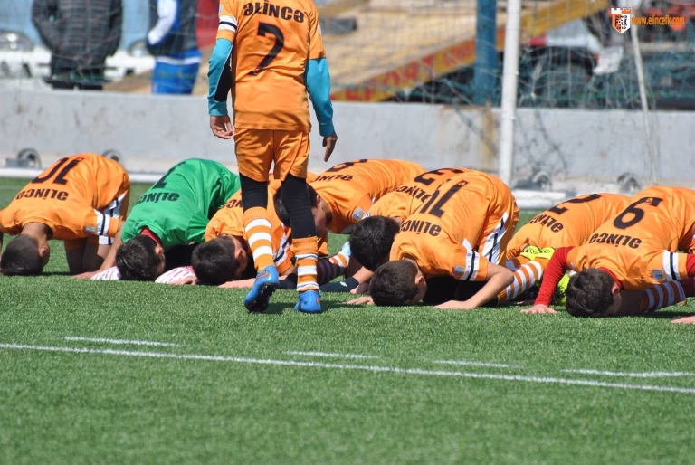 “Əlincə”də uşaqlara nə öyrədirlər: futbol, yoxsa səcdə?