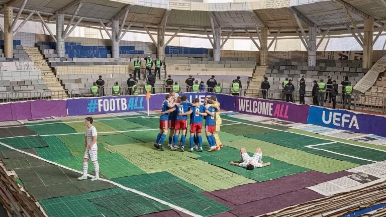 Azərbaycanda futbol olmağa məcburdumu?